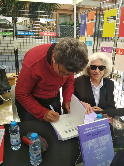 Conxa_y_Lola_firmando_libros._Sant_Jordi._Hospitalet_de_Llobregat,_Barcelona,_2018